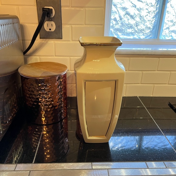 Lenox Luxury Eternal Cream &  24k Gold Accent. Bouquet Vase - Picture 7 of 9